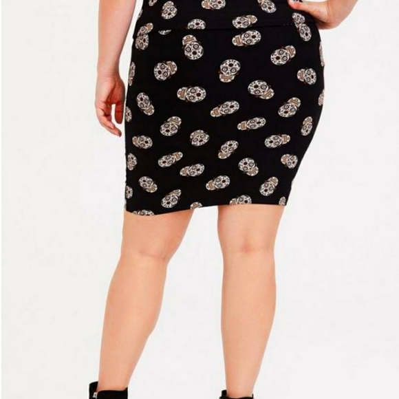 Torrid Suger Skull foldover Skirt. - Picture 2 of 3